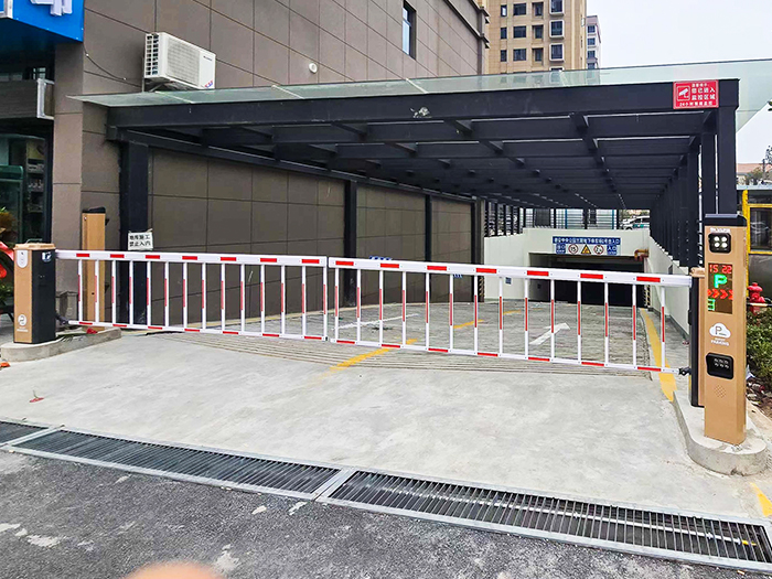 某小区采用 “安快” 一进一出栅栏道闸