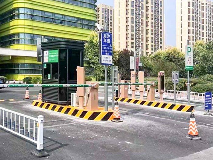 某社区采用 “安快” 多进多出直杆道闸