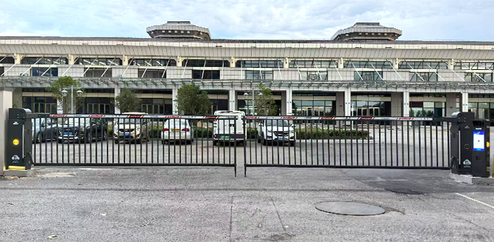 某机关单位采用 “安快” 一进一出重型道闸